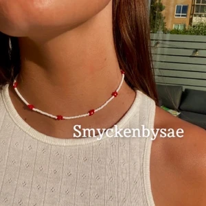 pärlhalsband - Fina pärlade halsband. Endast pärlor - 69kr, några blommor - 79kr, blommor och vita pärlor - 169, endast blommor 189kr💗💗Allt går att göras i andra färger, 13kr frakt