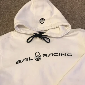 Sail racing hoodie  - Vit sail racing hoodie👌🏽andvändt 5 ggr ungefär 💕fick den i februari 2022 och använder aldrig den längre 🔥FRAKT 20 kr