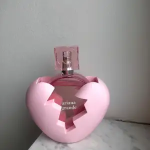 En parfym av Ariana Grande. Jag säljer den då jag inte har använt den. Pris kan diskuteras:) Frakten är inräknat i priset<3