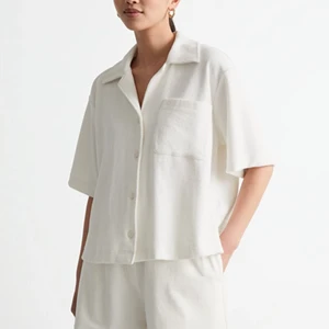 Frotté Terry T-shirt Piké från Other stories - Jättefin piké/ T-shirt från & other stories i frotté! Knappt använd. Storlek XS men jag tycker den är mer som en S❤️