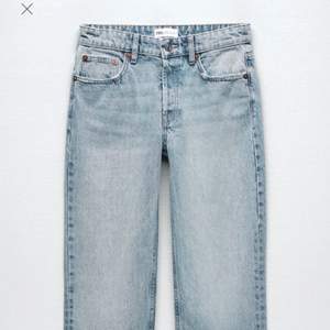Säljer mina mid rise jeans ifrån Zara som är helt oanvända, är 175 cm och dom är lite för korta för mig därav säljer jag jeansen. Köpta för 359 kr och säljs för 200 + frakt! Skriv privat för mer bilder! 