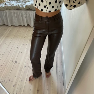 Bruna läderbyxor i PU - Bruna PU byxor från Bikbok. Köpta i höstas, använda en gång. Nypris var 499. Helt otorliga men flyttrensar nu så får göra mig av med favoriter också… Jag står för frakt 📦  PM vid frågor 