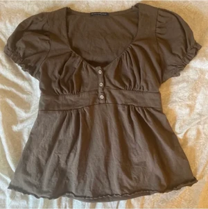 Brandy Melville topp - Säljer detta jättefina brandy Melville linne i bra skick. Står ONESIZE men skulle säga att den är runt storlek XS/S. Tveka inte att skriva om du har någon fråga🪷💐💚
