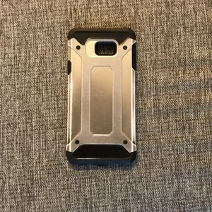 Samsung j4+ skal  - Ett väldigt starkt skal som är oanvänd till Samsung j4+. Skyddar kanterna och ger inga repor på mobilen. Skickar fler bilder om det behövs😊 