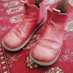 Röda Chelsea boots av danska märket Bisgaard. Älskade och därav slitna. 