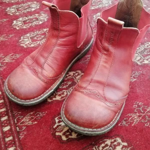 Chelsea boots - Röda Chelsea boots av danska märket Bisgaard. Älskade och därav slitna. 