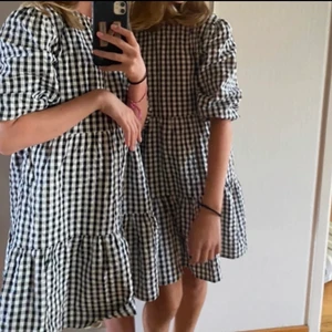 H&m barn klänning! - Säljer denna jätte fina klänningen! Den är perfekt för sommaren och funkar jätte bra som både strandklänning eller som lite finare klänning! 