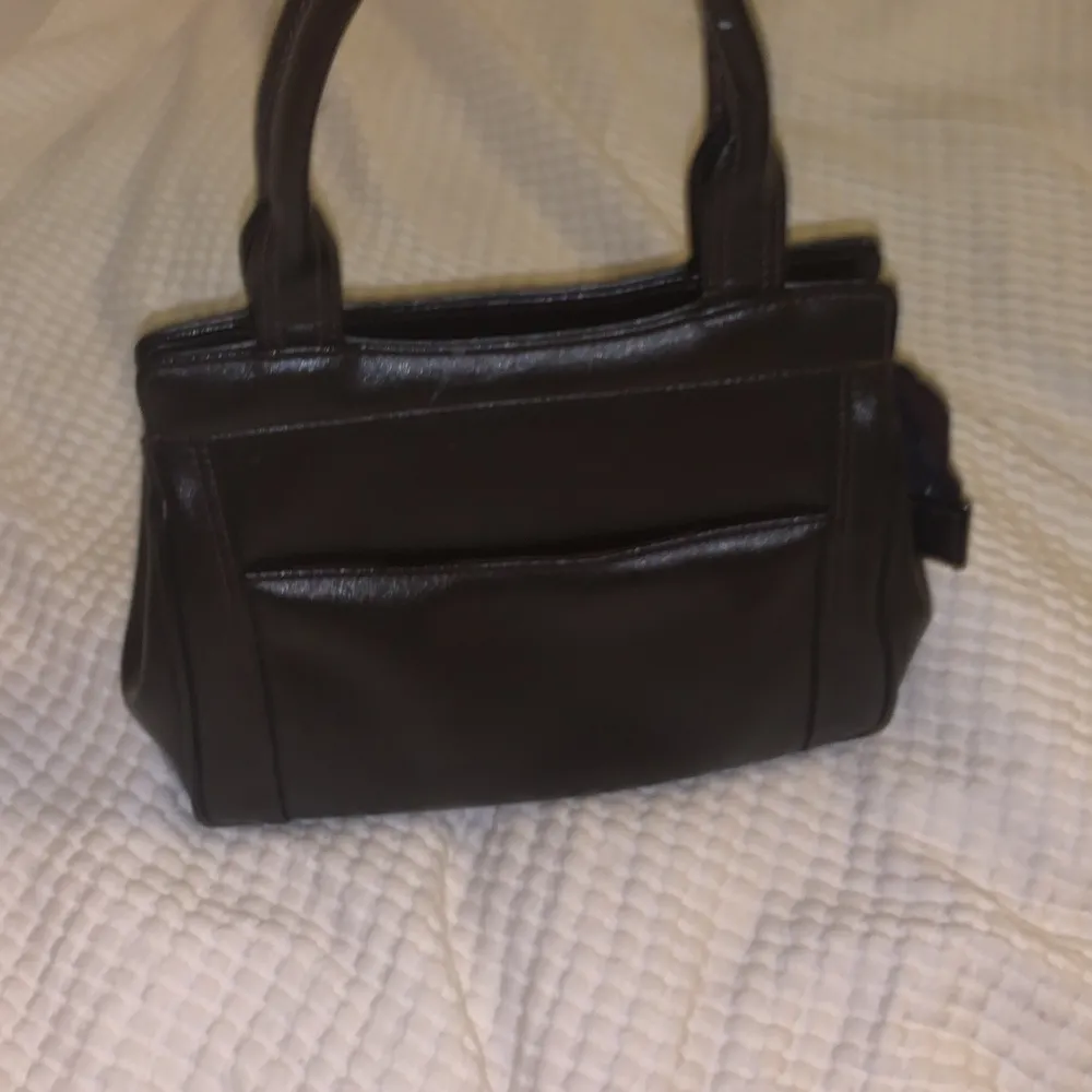 en liten mörkbrun handväska köpt secondhand. Väskor.