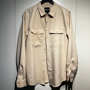 Lång Overshirt  - Beige overshirt, lång modell,  köpt på boohoo. Använd ett fåtal gånger.  Köpare står för frakt.