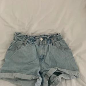 Shorts från Lindex  - De är för korta och kommer inte till användning 