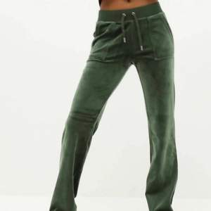 Säljer mina gröna juicy couture byxor i färgen dark Moss då jag inte använder dom. Hör av er så skickar jag egna bilder