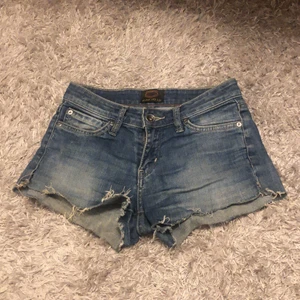 Jeans shorts  - Snygga jeans shorts i nyskick, använda ett fåtal gånger. Mjuka och stretchiga.💕finns i Nässjö.