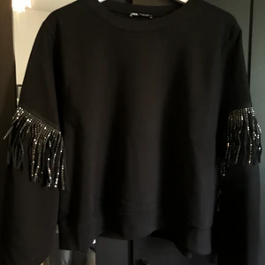 tröja - skitsnygg tjocktröja från Zara med silver fransar Funkar som Xs, S och M 