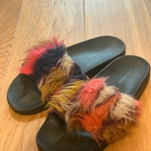 Steve madden tofflor storlek 39 - Säljer mina Steve madden tofflor köpta i usa. Väldigt comfy 