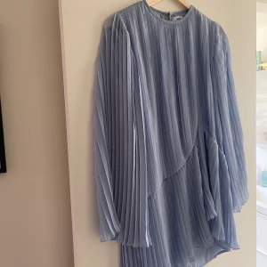 Klänning na-kd  - Superfin blå klänning från Andrea Hedenstedts kollektion med na-kd. Aldrig använd. Storlek s. Hör av dig om du är intresserad. 