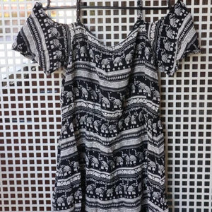 Klänning - Kort klänning i storlek 42. Svart med vitt mönster i form av elefanter.