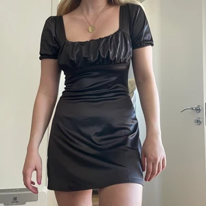 Sidenklänning  - Fin brun sidenklänning från hm i storlek S. Aldrig använd så prislappen sitter kvar! Lite för liten för mig annars hade jag absolut behållt den :) 