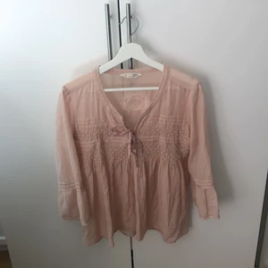 Odd Molly blus - Ganska gammal men fortfarande fin i tyget och alla pärlor sitter kvar. Storlek 2 vilket motsvarar storlek M (38/40)☺️