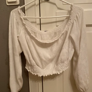 Vit off shoulder topp - Superfin vit off shoulder topp som jag har köpt secondhand, står ingen storlek men skulle säga att den passar XS-M