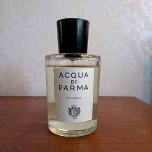 Acqua Di Parma Colonia 100ml (90% kvar). Eau de cologne men är lika stark och sitter i lika länge som en eau de parfum. Nypris runt 900-1000kr. 