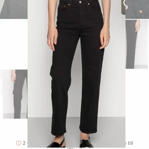 Levis - ribcage straight - AS snygga levis byxor, lite lösare modell, samtidigt lite tightare i röven. Storlek 27, tyvärr har de blivit alldeles för små för mig nu så därmed säljer jag dem! Orginal priset var 1200.