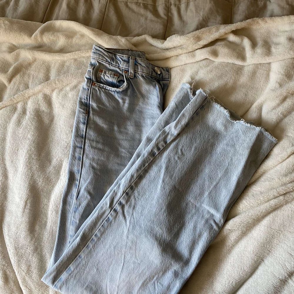 Säljer dessa jeansen från Gina Tricot för dom har blivit för små, dom är avklippta och jag är 162cm och dom ät lite långa på mig. Skriv om du har några frågor . Jeans & Byxor.
