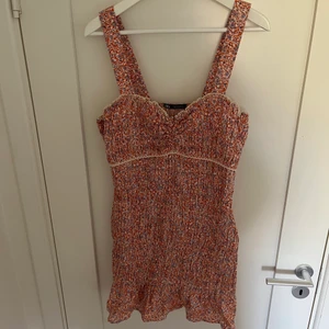 MÖNSTRAD STRETCHKLÄNNING ZARA - Klänning från zara köpt förra året finns ej kvar i deras sortiment 💕 säljer för 200kr passar en M. Fungerar även som en liten gullig kjol om man viker ner 😘