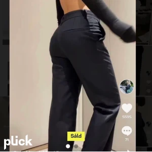 Kostymbyxor  - Säljer dessa marinblåa kostymbyxorna från Zara i stl S. De är oanvända, nyskick! Skriv vid frågor och jag kan skicka egna bilder vid intresse!🥰