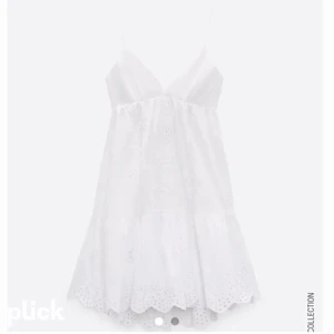 Zara klänning - En vit söt klänning från zara då jag råkat köpa likadan som min syster skulle komma till stor användning annars!! Köparen står för frakt!❤️❤️ni ser alla vill ju ha den😻😻😻