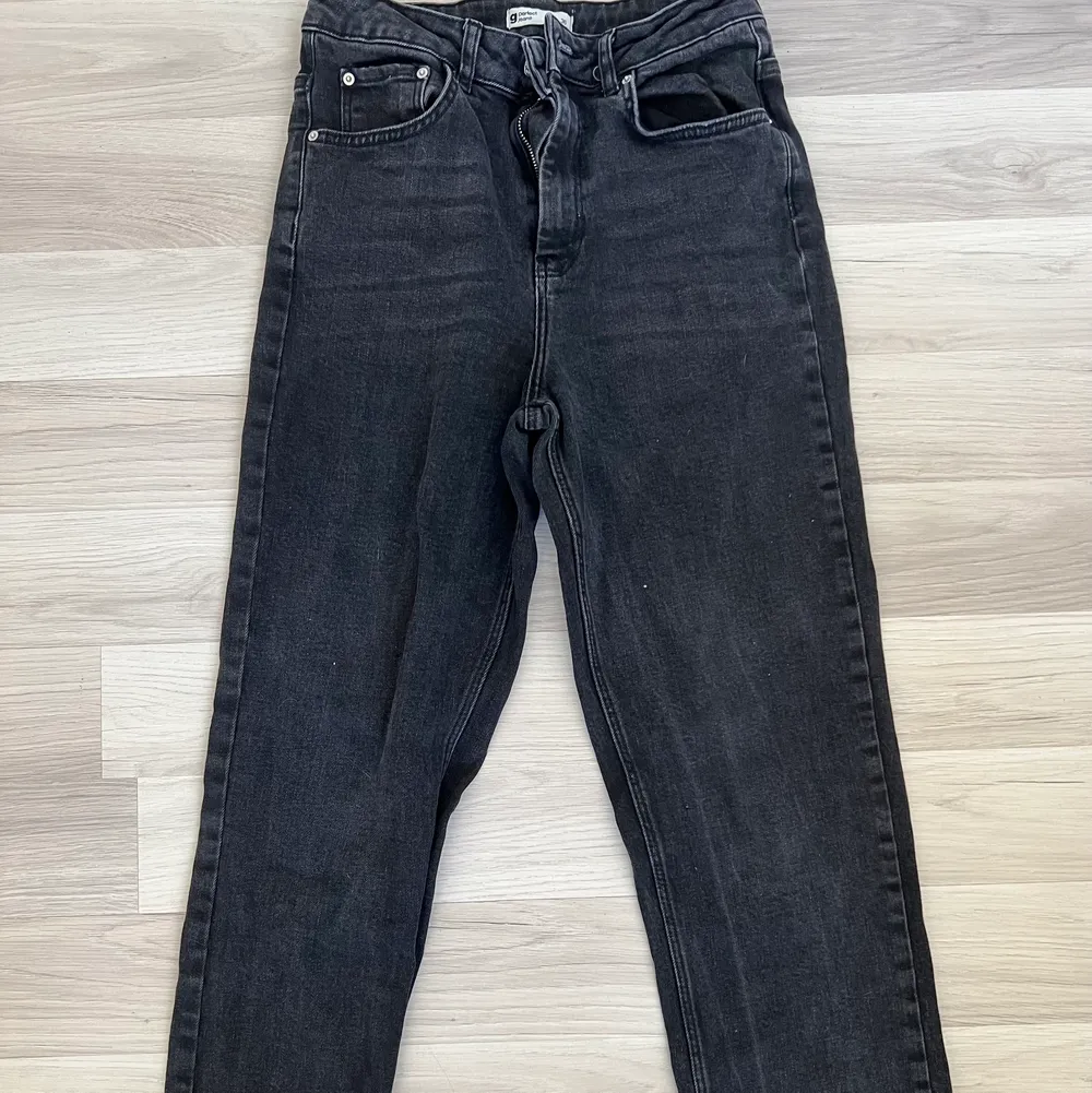Helt vanliga svarta raka jeans från Gina💕 sitter super men har inte kommit till användning💕. Jeans & Byxor.