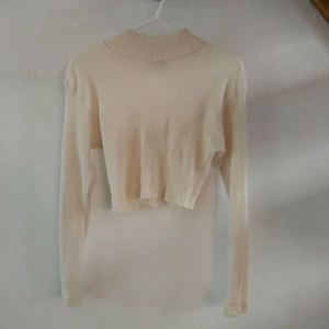 Vit ribbad långärmad  - En lite mer off-white/cream/vit croppad mock-neck (troligen vintage). Bra skick! Står L men passar mer som en M/S. Bara att fråga om du undrar något! 
