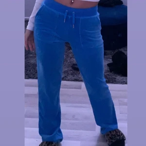 Juicy Couture - Säljer mitt blåa juicy set i storlek xxs på byxorna och xs i tröjan. Byxorna har tappat lite blå färg där nere pga att det kommit snö, regn osv. Annars har setet inga skador eller sånt. Skirv privat för fler bilder eller funderingar💕💕