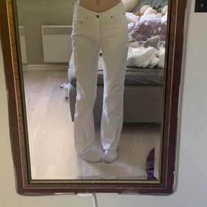 vita midwaist jeans - säljer dessa superfina vita midwaist jeans från bikbok! perfekta till sommaren🤩 finns i två olika storlekar, w25 och w26, båda är 32 i längden! som nya! båda är köpta för 600 vardera, säljer för 300.