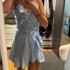 klänning - jättefin blå sommrig klänning som är använd 1 gång 💓