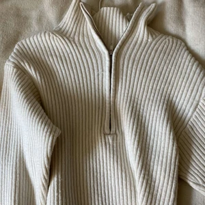 Stickad tröja  - Säljer denna stickade tröja med dragkedja, den är bara använd några fåtal gånger. Om du har några frågor skriv privat.