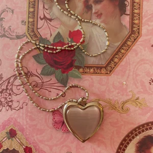 Halsband💝 - Halsband i form av hjärta som går att öppna, och ha en bild/sten eller liknande att bära med! 75kr/st med 15 kr frakt 💋