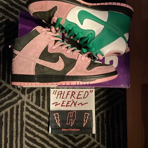  Nike dunk High Sb ”invert Celtics”  -  Nike dunk High Sb ”invert Celtics” Used skick cond avgörs själv Bin 1450kr  Storlek 42  Behöver pengar vela ha 1650kr först