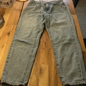 Jeans - Jaens i st 34 har tyvär hål vid hanken men kan sys igen