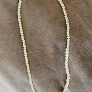 Långt pärlhalsband - Vitt pärlhalsband som är såååååå fint!!!! Passar till nästan allt och fungerar även som armband! Tycker själv att det blir så snyggt när man virar det många varv runt handleden! ❤️ Frakten kostar 13kr