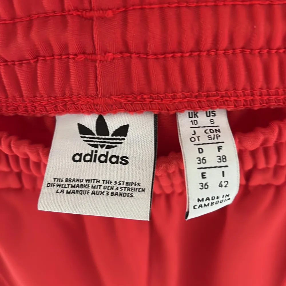 Raka röda Adidasbyxor, storlek S. Använda fåtal gånger och så i mycket bra skick! Köparen står för frakt!❤️‍🔥. Jeans & Byxor.