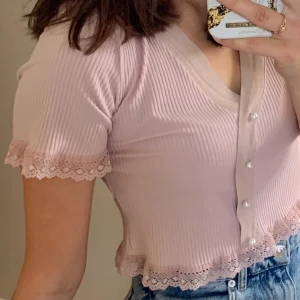 Så söt topp i storlek M - Skulle mer säga att det är en S men passar säkert s-m. Endast använd ett fåtal tillfällen! Kanten är ej beige som det ser ut på bilderna även den är rosa!