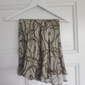 Midikjol Hm - Fin midikjol från hm. Skick: 8/10. Lite noppig på ett ställe, syns knappt. Annars inga slitage. Resårband i midjan (som inte syns) , så den är lite stretchig. Köpt secondhand innan. Har inte kollat va frakten blir men det nedan stämmer inte🍓😊