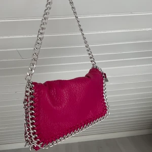 Väska - Rosa väska från tiamo med kedjeband, jättefint detalj till dig en tråkig outfit💕