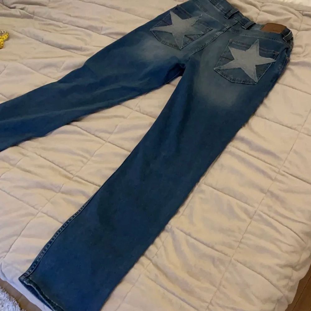 Säljer dessa sjukt snygga jeans med stjärnor på bakfickorna som passar perfekt till stockholmsstilen❤️Slit finns längst ner på byxorna. Midjemått är insytt till 79 cm (går att sprätta upp och få större samt så in mer) Är 170 och brukar ha 36-38💕. Jeans & Byxor.