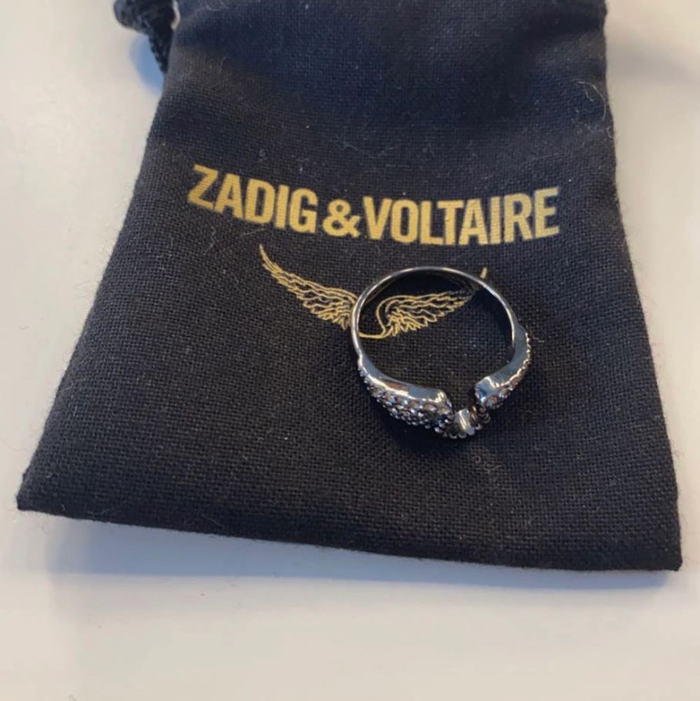 Säljer min jättefina Zadig & Voltaire ring som inte säljs längre, oanvänd då den inte var min storlek . Köpt för 950 kr på Zalando . Har ej kvitto då jag fick den i present men har påsen den kom i och tygpåsen!. Accessoarer.
