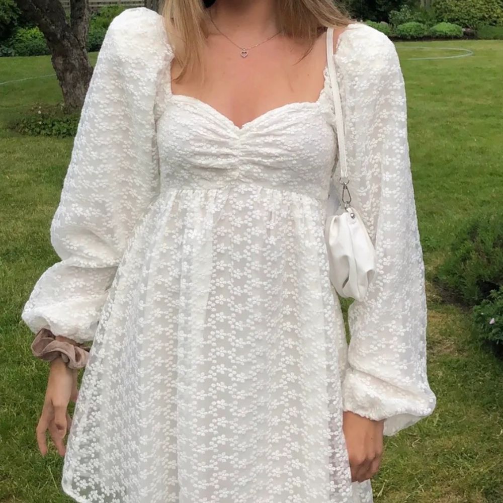 Såå fin sommar/ student klänning från nakd. Köpt här på Plick och första bilden är lånad från tjejen jag köpte klänningen av. Storlek 36 . Klänningar.