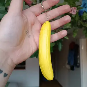 Squishy banan som nyckelring! 🍌 Kan fraktas för 30 kr!