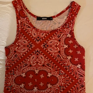 Croptop  - Snygg magtröja med mönster. Köpare står för frakt!