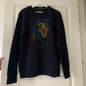 Sweatshirt  - Mörkblå sweatshirt från Paul Smith. Sparsamt använd💕