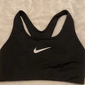 Träningstopp storlek xs/xxs  - Stabil runt brösten, jätteskön att träna i, kan skicka fler bilder vid intresse 
